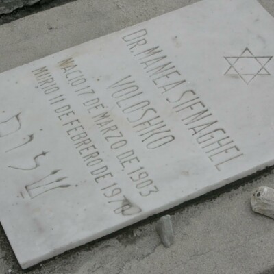 Dr. Manea Sifnaghel:  March 17, 1903 (Voloshko, Ukraine) - February 11, 1970 (Guayaquil)     Grave of Manea Sifnaghel, father of Katja Lindenberg and Niko Shefer, my cousins who are with us on this trip.