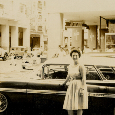 Mami frente a almacenes (undated)