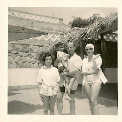 Lynn, Jerry, Erwin, and Dita Gumpel -- 1952, Playas