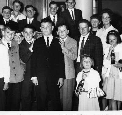 In this photo:  Carlos Beck, Eli Grun, Irving Rosenberg, Roberto Isacovici, Pablo Straka, Tomas Ehrenfeld, Franklin Rozemberg, Tommy Schwarzkopf, Robi Ehrenfeld z"l, Jimmy Schwarzkopf, Mario Freund, Mauricio Solonz"l, Pedro Steiner, Ralph Engel, Daniela Medintz, Danny Reyes la hija de Gitti Neumann Maier, Evelyn Falck, Anita Minkus, Suzi Hecht, Sylvia Wachsne, Doris Pienknagura