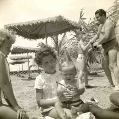 Robby Fischler (baby), Dina Grunauer; in rear:  Johnny y Johnny Czarninski -- Playas (undated)