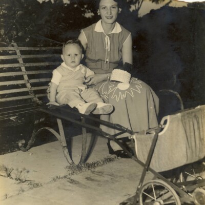Saul Suster y mama (undated)