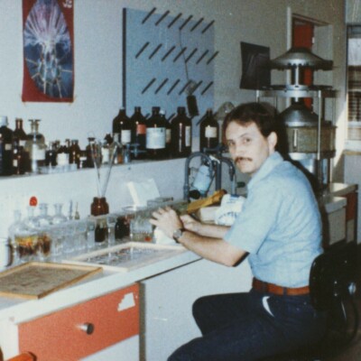 Saul Suster en su laboratorio -- Israel (undated)