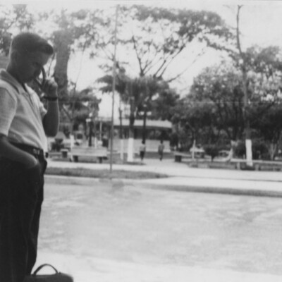 Saul Suster esperando el autobus (across from Parque Centenario) -- Guayaquil (undated)