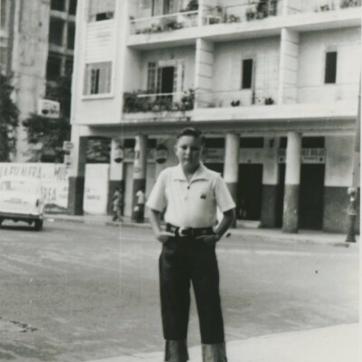 Saul esperando el autobus detras la casa -- Guayaquil (undated)