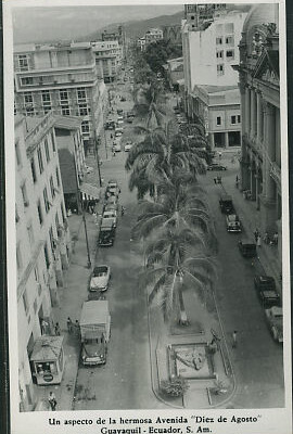 Guayaquil -- Un aspecto de la hermosa Avenida Diez de Agosto.