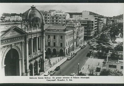 Guayaquil -- Malecon Simon Bolivar.  En primer termino en Palacio Municipal.