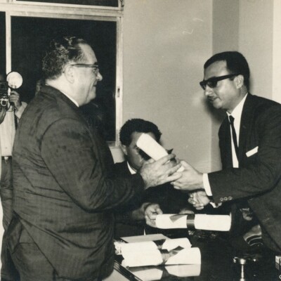 Manea Sifnaghel (left)